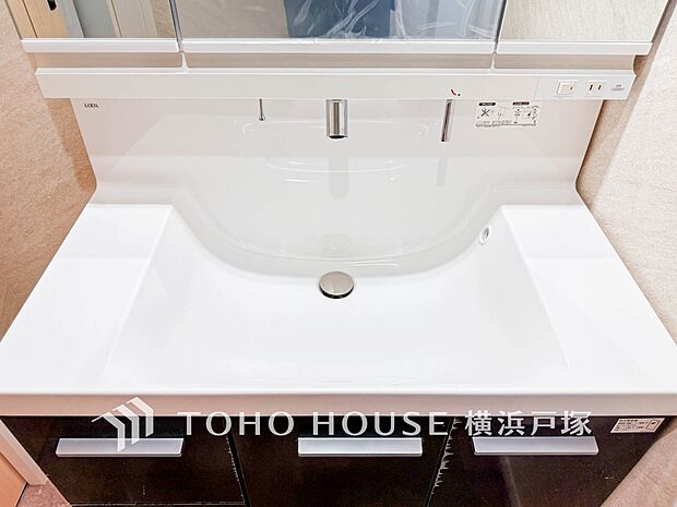 【Powder room】清潔感のあるプライベート空間は、身だしなみチェックや肌のお手入れに最適です。収納もあり、スッキリと見映えの良い空間に拵えました。時間に余裕とゆとりを持たせます。