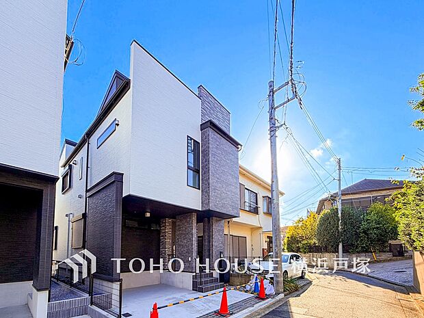 【Appearance】周囲の街並みに映える、すっきりとした外観デザイン。住まう方をやさしく迎える佇まいに、日常を心地よく彩る魅力が感じられます。