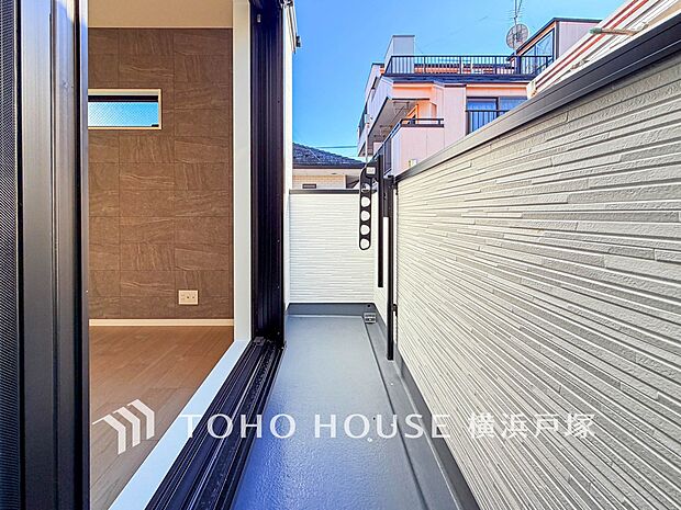 【Balcony】気持ちのいい空が見渡せる広いバルコニー。爽やかな風を感じて、心躍る素敵な暮らしがはじまります。