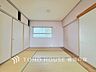 和室：【Japanese-style room】和室があることで落ち着きと癒しの空間が生まれます。来客時の客室としても利用できますし、お子様のプレイルームやお昼寝に最適なお部屋です。