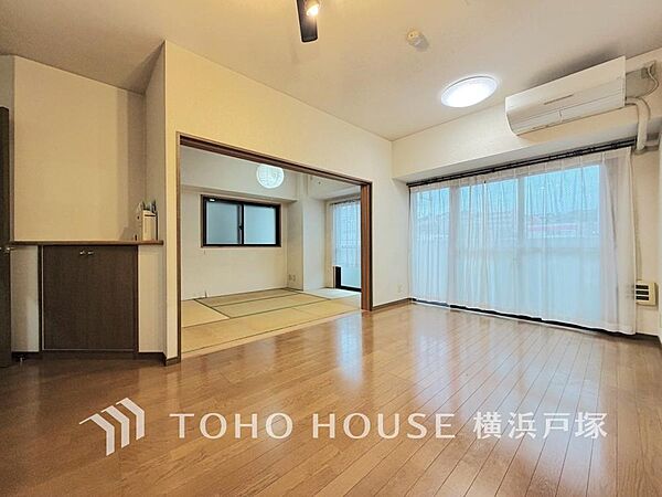【Living room】明るく開放的な空間が広がるLDK。室内には豊かな陽光が注ぎ込み、爽やかな住空間を演出。