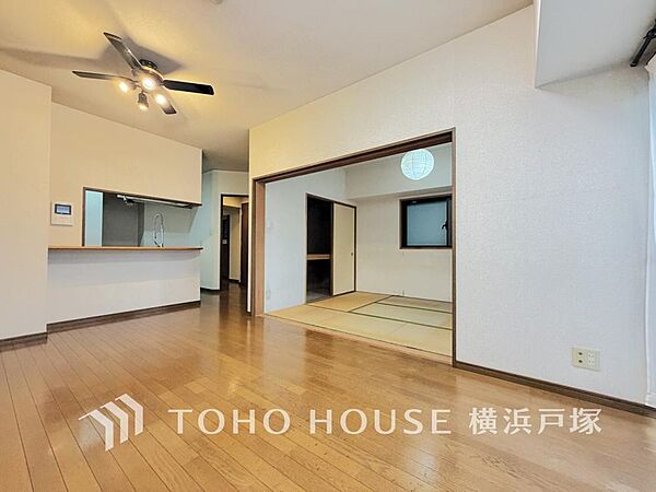 【Living room】ご家族やお客様との時間等、多くの時を刻む空間。何気なく過ぎる時でさえも上質な一時となる快適な空間を。
