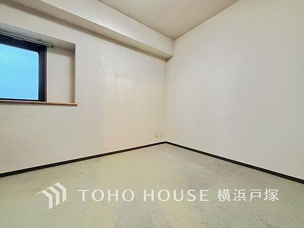【Room】1日の疲れを癒し、心地よく寛げるようゆったりとした広さを確保しています。プライベートタイムをより優雅に穏やかに…。落ち着いた雰囲気を紡ぎます。