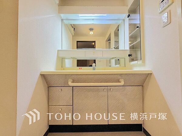 【Powder room】清潔感のあるプライベート空間は、身だしなみチェックや肌のお手入れに最適です。収納もあり、スッキリと見映えの良い空間に拵えました。時間に余裕とゆとりを持たせます。