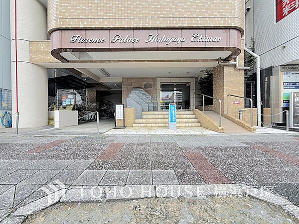 【Entrance】エントランスは毎日の行き帰りで使う大事な空間です。明るい基調で華やかなデザインなので、毎日も気持ちよく、またご友人なども素敵に迎え入れられます。