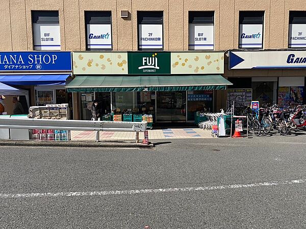 Fuji保土ヶ谷店まで約110m。JR保土ヶ谷駅西口にあり、毎日の食卓を豊かに、豊富な品揃えの食品でこじんまりしているけれど、店内はパワフル！駅前で深夜まで営業しているため、遅くなった日にも助かります