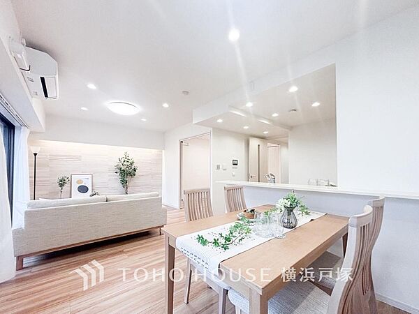 【Living room】ここにはみんなが集い、食事と楽しい会話が始まる。話に夢中になりすぎて、ついつい時を忘れてしまう。そんな束の間の幸せを感じさせてくれる場所。