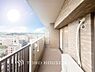 バルコニー：【Balcony】気持ちのいい空が見渡せる広いバルコニー。爽やかな風を感じて、心躍る素敵な暮らしがはじまります。