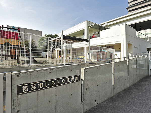 しろばら保育園まで約700m。やさしく・たくましく・げんきなこを目指して日々楽しく遊びながら学んでいます。閑静な住宅街の中子供達の元気な声が響きます。