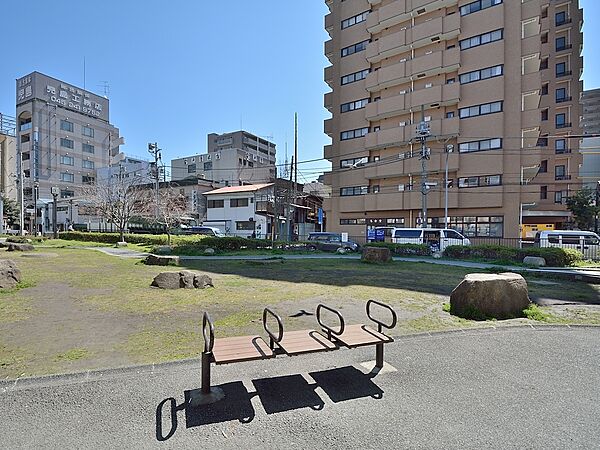 阪東橋公園まで約350m。高速道路のランプが日陰の役割も果たしてくれる顔の形のマンホールベンチがある公園。顔に見えるかな～どこにあるか探してみてください。
