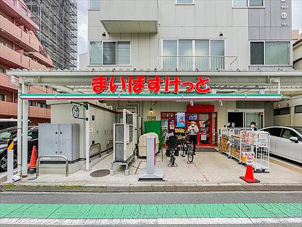 まいばすけっと横浜高根町3丁目店まで約200m。食品や飲料、日用品などを取り扱うスーパーマーケット。毎日の食料品の買い出しや、帰宅途中のちょっとしたお買い物にも便利です。