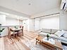 室内：【Living room】シンプルで居心地の良いリビングスペース。家族の時間をゆったり楽しめる、温もりを感じる住まいの中心。