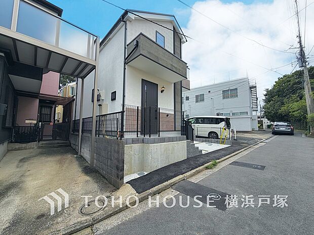 【Appearance】周囲の街並みに映える、すっきりとした外観デザイン。住まう方をやさしく迎える佇まいに、日常を心地よく彩る魅力が感じられます。