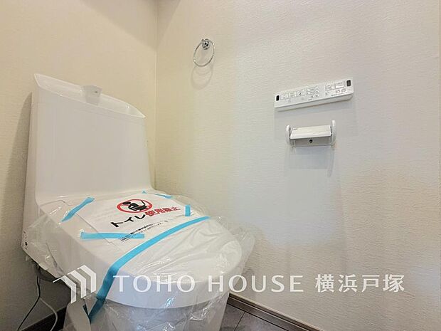 【Toilet】清潔感のあるトイレ空間。毎日快適に使えるよう配慮された仕様で、落ち着いて利用できる空間です。