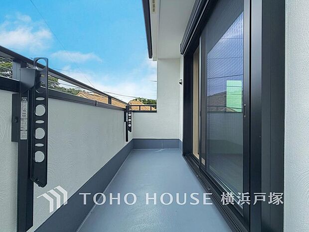 【Balcony】気持ちのいい空が見渡せる広いバルコニー。爽やかな風を感じて、心躍る素敵な暮らしがはじまります。