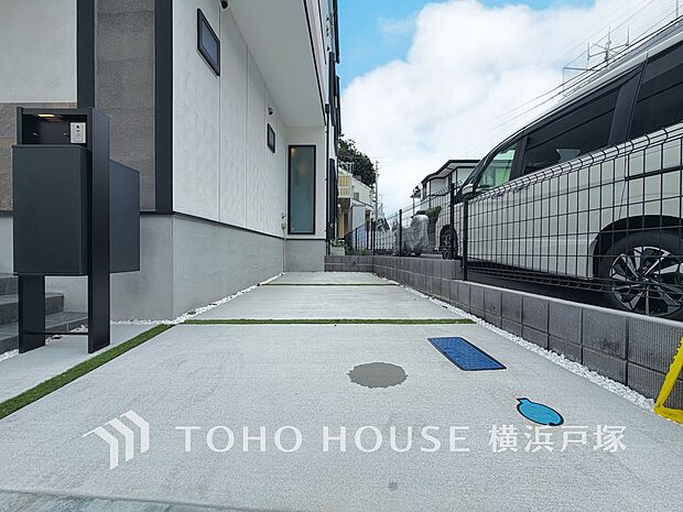 【Car space】住まいの外観と調和するカースペース。お車の乗り降りや荷物の出し入れも行いやすい駐車スペースです。
