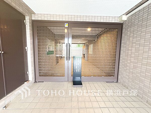 【Entrance】上質な第一印象を演出するエントランス。洗練されたデザインと心地よい空間が、訪れる人を温かく迎えます。