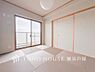 和室：【Japanese-style room】和室があることで落ち着きと癒しの空間が生まれます。来客時の客室としても利用できますし、お子様のプレイルームやお昼寝に最適なお部屋です。