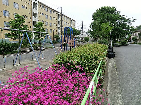 東本郷下田公園まで約450m。閑静な住宅街の高台に位置する、見晴らしの良い公園です。春には美しい桜が咲き誇り、お花見スポットとしても親しまれています。