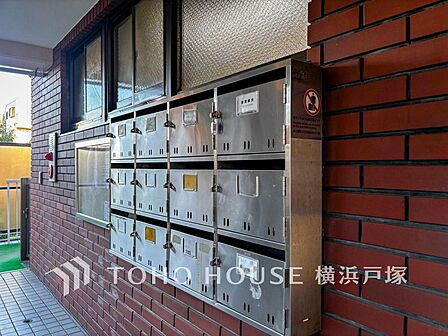 【cluster mailbox】エントランスに集合ポストを設置。郵便物をまとめて受け取れるため、玄関前まで郵便が届かず、防犯面にも配慮された便利な共用設備です。