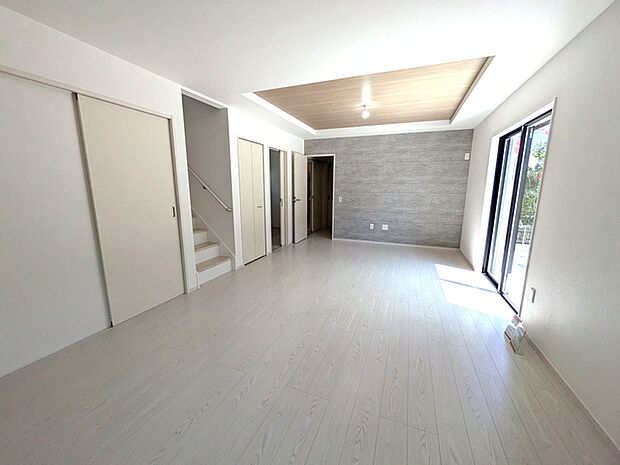 折上げ天井が上質な空間を演出。家族のコミュニケーションを重視したリビングイン階段採用です