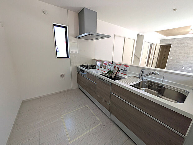 奥行きがあり広いキッチンスペース。2人で立っても動線がスムーズです