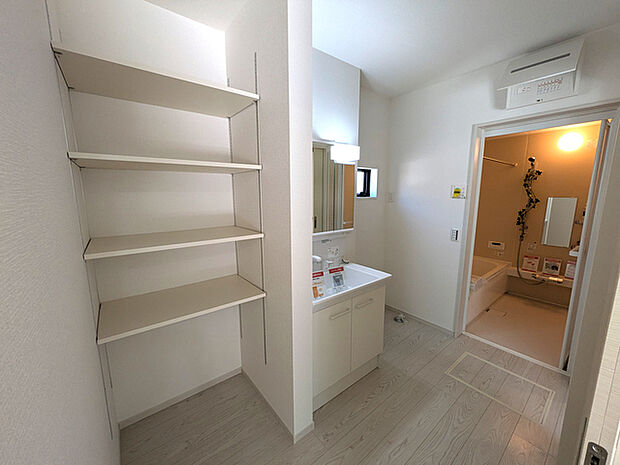 リネン棚付きの洗面脱衣室