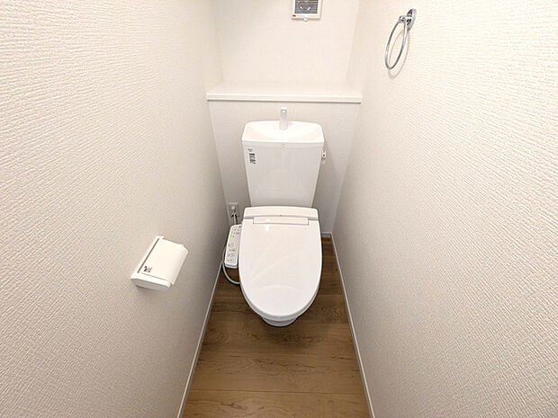 トイレには快適な温水洗浄便座付