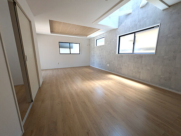 吹抜け・折上天井につき解放感と陽当たりを確保