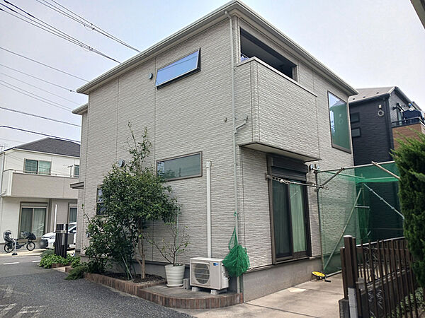 敷地面積約34坪・建物面積約30坪。北東・北西の角地にあり開放的な立地も魅力