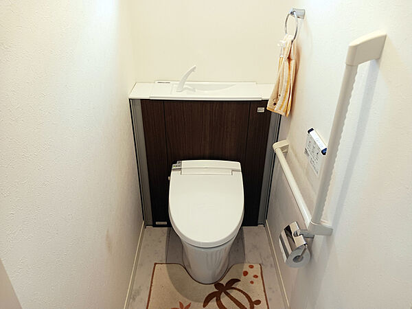 見た目もスッキリとして清潔感のあるタンクレス・トイレ。上下階のトイレに洗浄機能が付いています