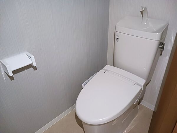 トイレには快適な温水洗浄便座付き