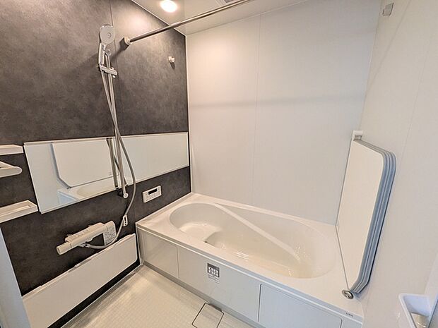 半身浴もゆっくり楽しめる広々浴室