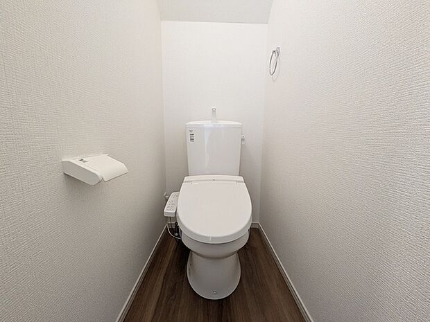 トイレには快適な温水洗浄便座付