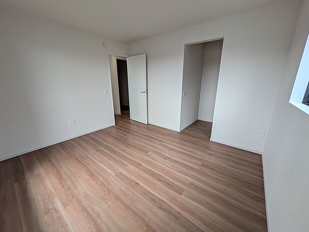 大型家具を配置しても余裕の広さです