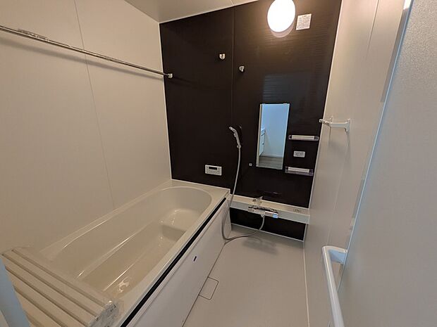 低床タイプのユニットバス。洗い場も広くゆったりご入浴いただけます