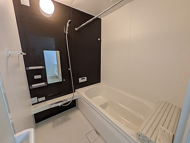 低床タイプのユニットバス。洗い場も広くゆったりご入浴いただけます