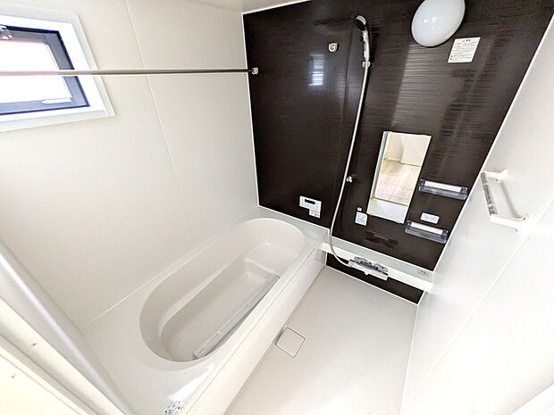 半身浴もゆっくり楽しめる広々浴室