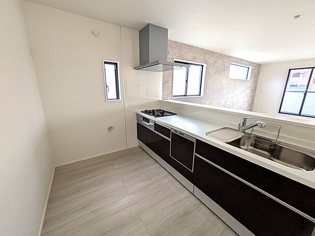 料理をしながら家族と対話ができる対面式のオープンキッチン