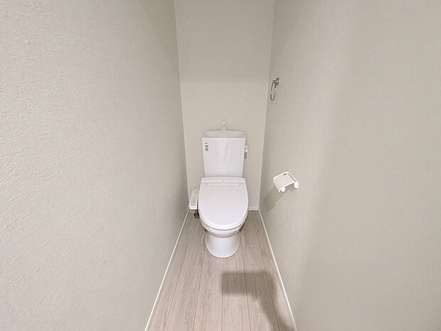 トイレには快適な温水洗浄便座付