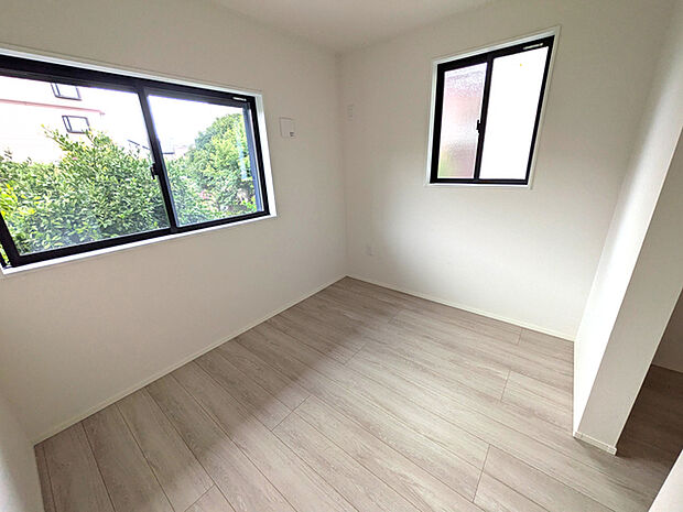 各室に伸びやかな空間を演出する窓やクローゼット