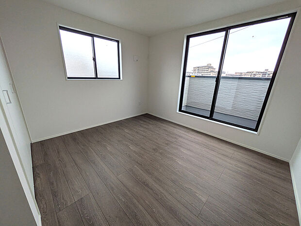 バルコニーへ出入り可能