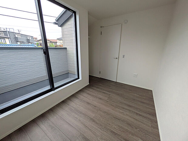 約4.4帖洋室　北側バルコニーへ出入りが可能です