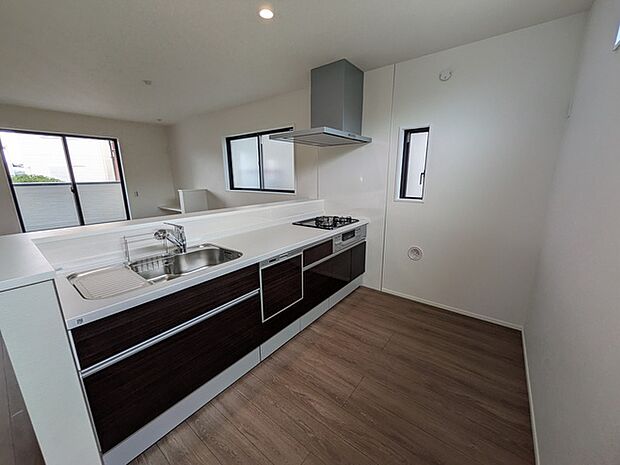 料理をしながら家族と対話ができる対面式のオープンキッチン