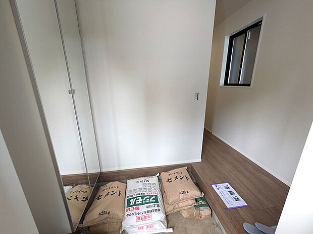 お出かけ前に全身チェックできる鏡付き