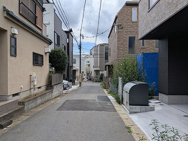 大型ショッピングモールが徒歩圏内にあり便利です