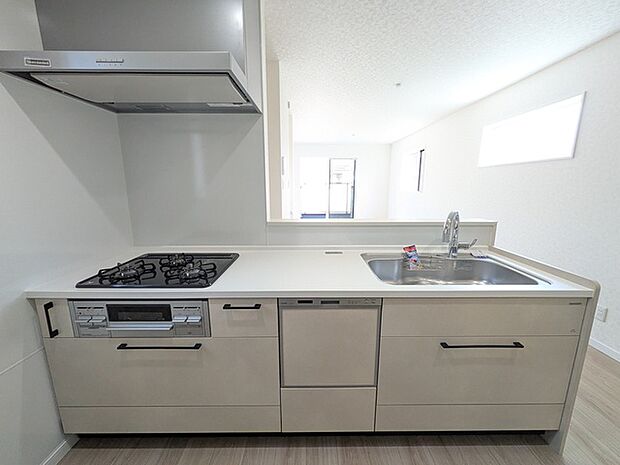 料理をしながら家族と対話ができる対面式のオープンキッチン