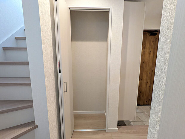 玄関脇・物入れ