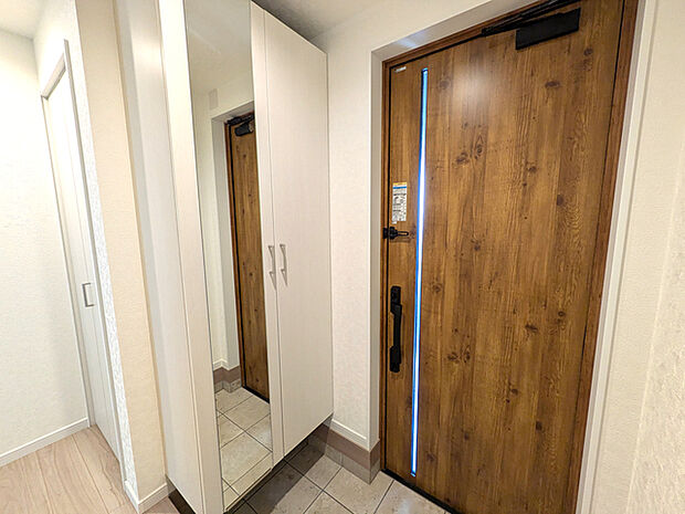 お出かけ前に全身をチェックできる鏡付き