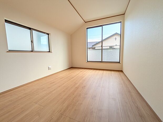 バルコニーに面した明るい洋室約6帖